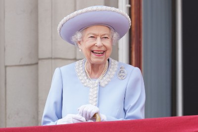 queen-elizabeth-ii-watches-from-the-balcony-of-buckingham-news-photo-1662662018.jpg